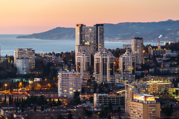 索契，俄罗斯- 2017年1月-索契的夜景，灯光，现代房屋和大海图片下载