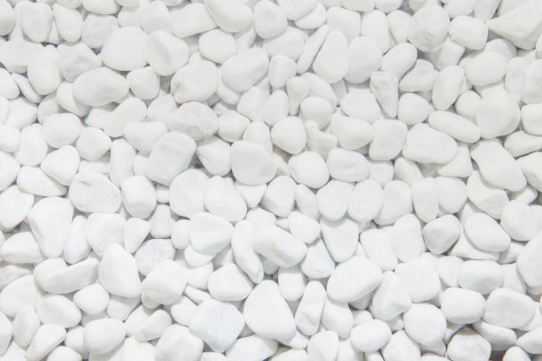 白色鹅卵石的质地或背景。白色砾石背景。图片下载