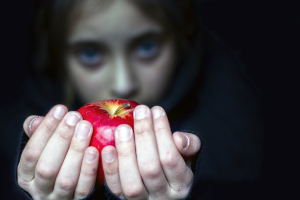 手里拿着苹果水果的女人。图片下载