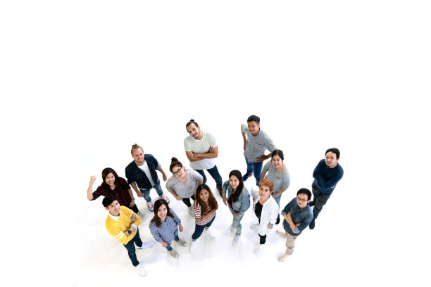 多元化团队的团队面带微笑。多民族或民族群体的创意团队，在休闲愉快的生活方式一起复制空间。员工代际观念不同。图片下载