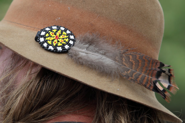 串珠帽、奖章和羽毛图片下载