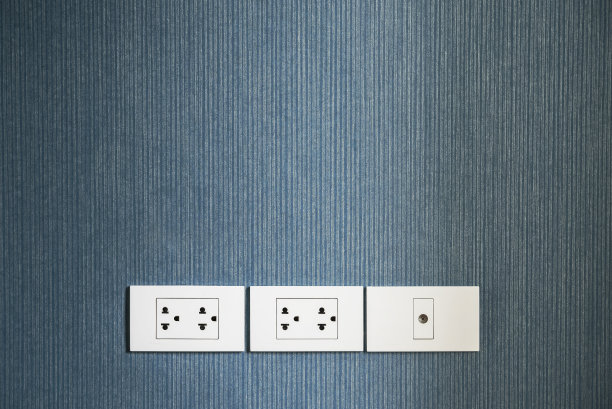 电源插座安装在蓝色的墙上图片下载