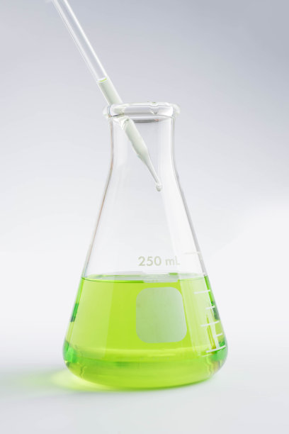 将样品滴入移液管的实验室特写图片下载