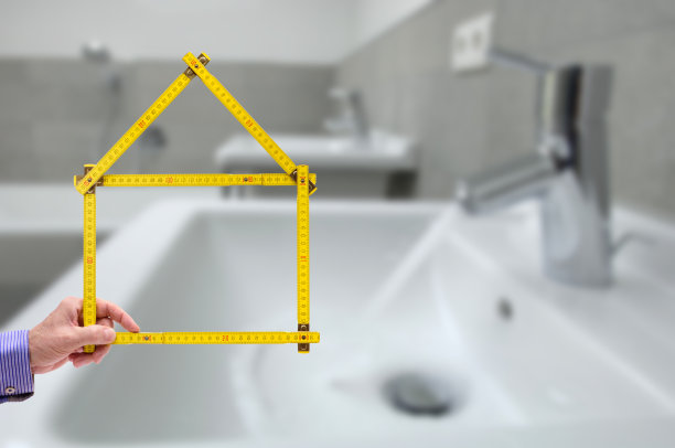 在浴室前折叠成房子形状的码尺图片下载