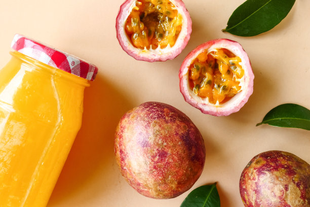 一瓶果汁和新鲜的百香果的颜色背景。俯视图图片下载