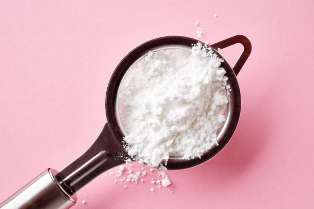 用糖粉从上面过滤粉红色图片下载