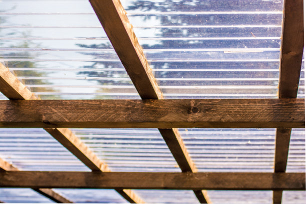 由木梁和透明屋顶板组成的屋顶结构的节选图片下载