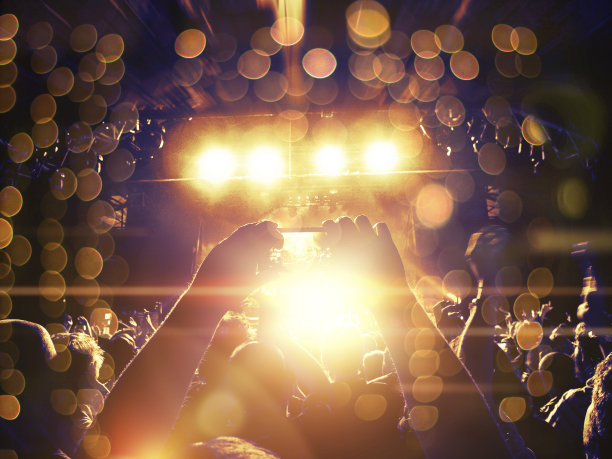 听音乐会的一群人图片下载