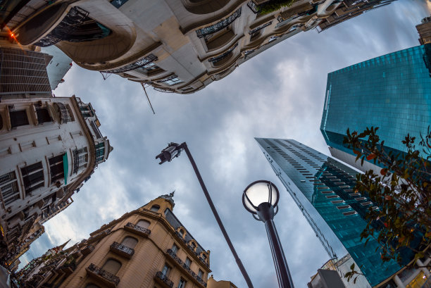 旧的和现代的建筑从底部图片下载