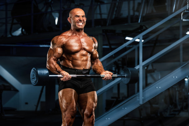 在健身房锻炼身体图片下载