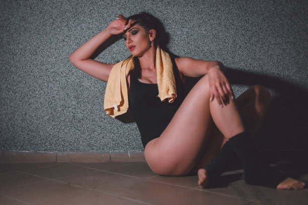 年轻的舞蹈演员在剧烈运动后休息图片下载