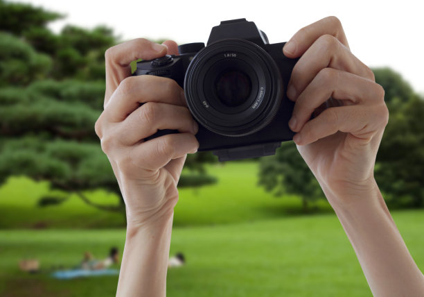 用相机手拍照的女人图片下载