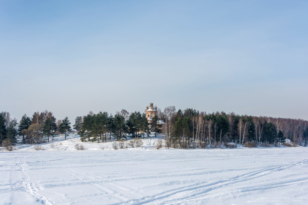 美丽的海岸上的古老的石头教堂。图片下载