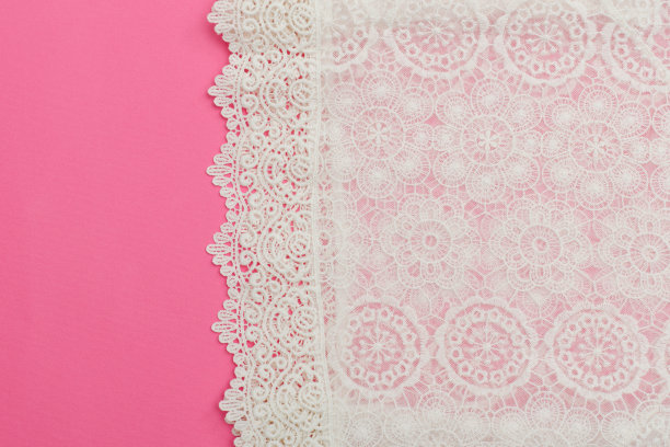 白色精致的花边在粉红色的背景。纹理。文本的地方图片下载