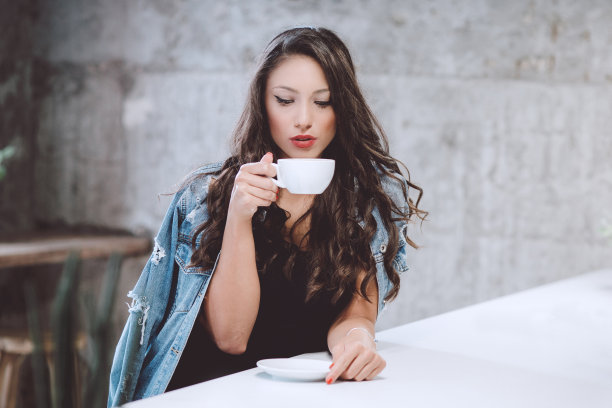 在咖啡馆喝咖啡的女人。图片下载