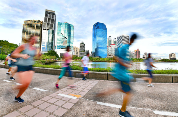 人们晚上在公园里跑步图片下载