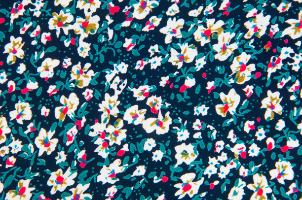 质地、面料、背景。棉花花织物。雏菊。牛仔的背景。牛仔裤的背景是花。蓝色牛仔裤布料。图片下载