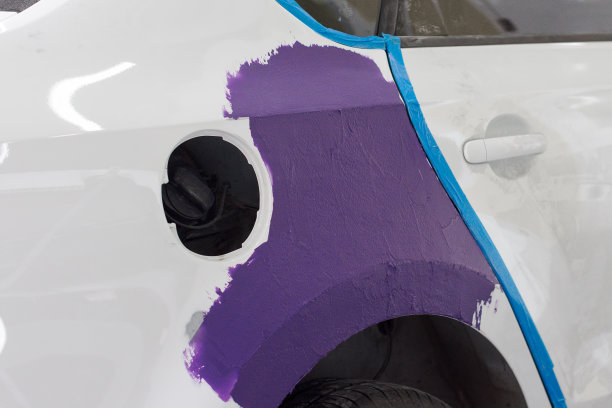 工作涂装汽车车身，概念汽车修理图片下载