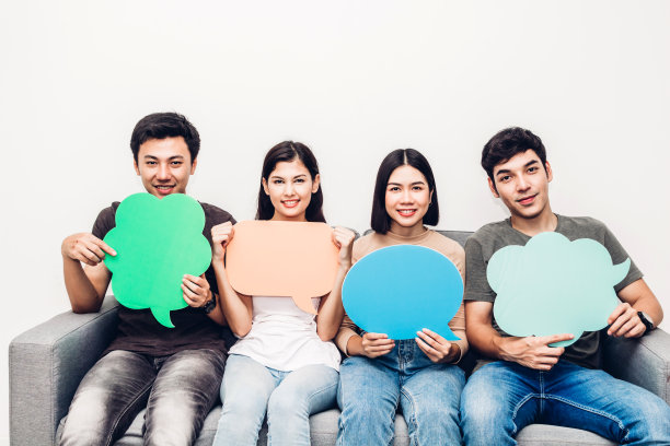 一群朋友拿着一个语音气泡图标图片下载