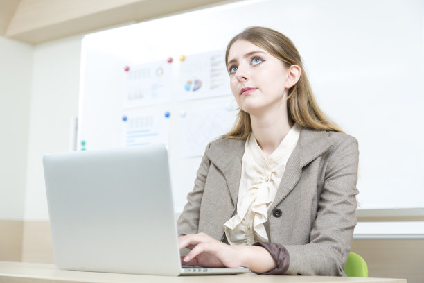 操作个人电脑的德国妇女图片下载