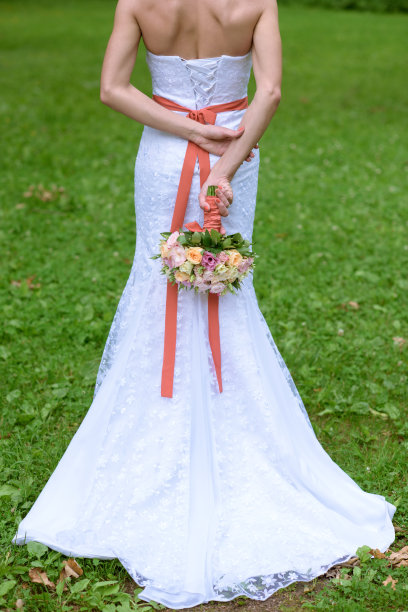 美丽的新娘捧着婚礼上五颜六色的花束图片下载