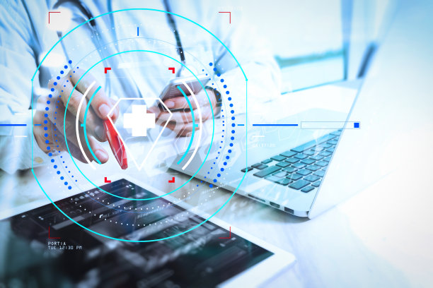 医疗技术的概念。医生手工作与现代数字平板电脑和笔记本电脑与医疗图表界面，太阳耀斑效应照片图片下载