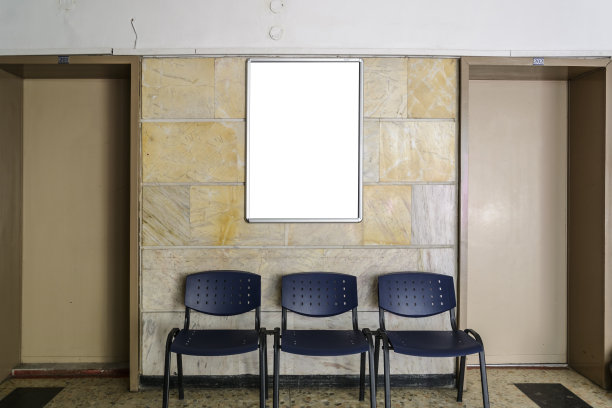 医院旧墙上的黑板，门旁边是椅子。图片下载
