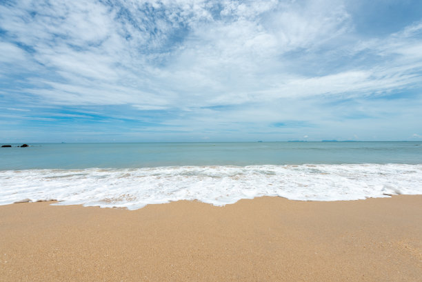 沙滩上柔和的波浪图片下载