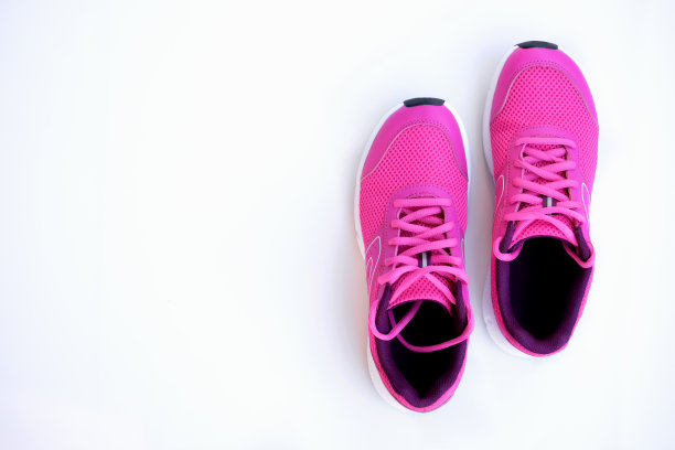 白色背景的粉色女性跑鞋图片下载