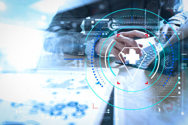 医疗技术的概念。医生手工作与现代数字平板dock屏幕电脑与医疗图表界面，太阳耀斑效果照片图片下载