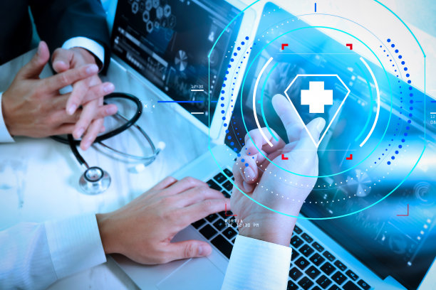 医疗技术网络团队会议概念。医生手操作智能手机现代数字平板电脑笔记本电脑图形图表界面，太阳耀斑效果照片图片下载