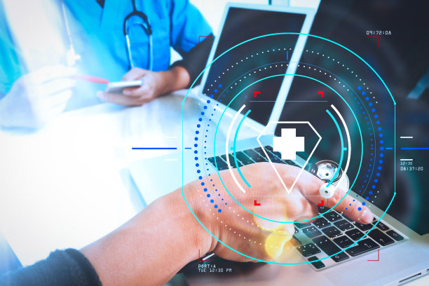 医疗技术网络团队会议概念。医生手用智能手机配合现代数码平板电脑和笔记本电脑，拍摄太阳耀斑效果照片图片下载