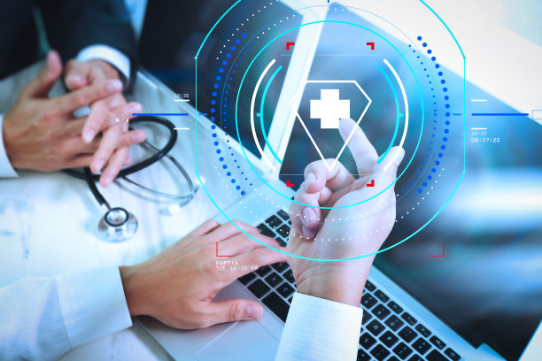 医疗技术网络团队会议概念。医生手操作智能手机现代数字平板电脑笔记本电脑图形图表界面，太阳耀斑效果照片图片下载