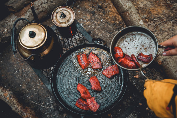 用平底锅烤香肠图片下载