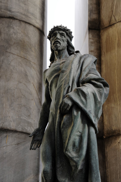 耶稣基督雕像。雕塑是在一个19世纪的墓碑上。图片下载