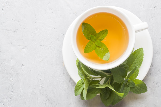 在灰色的混凝土背景下，一杯新鲜的薄荷叶茶。本空间素材图片