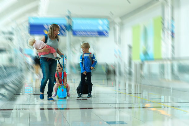 母亲和孩子在机场行走图片下载