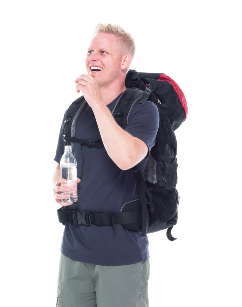 迷人的年轻男性徒步旅行者吃和喝零食图片下载