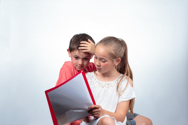 女学生和女学生一起学习图片下载