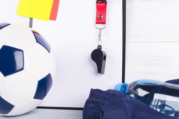 对于一个足球裁判的概念在一个灯光背景图片下载