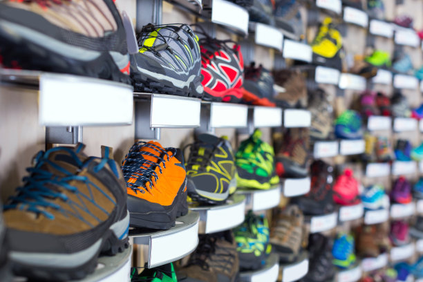 货架上运动鞋的图像图片下载