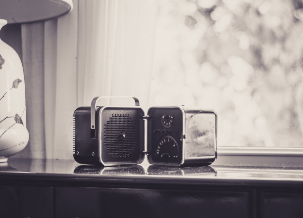 客厅里的老式收音机图片下载