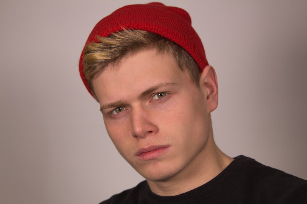 戴红帽子的年轻人图片下载