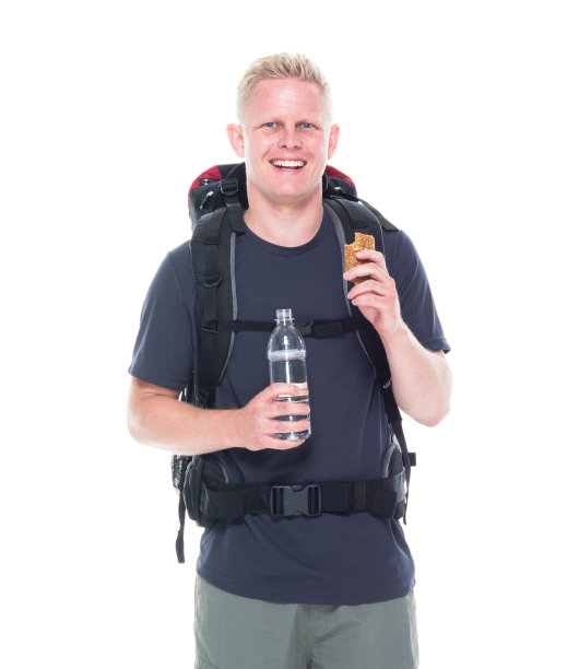 迷人的年轻男性徒步旅行者吃和喝零食图片下载