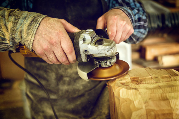 年轻木工图片下载