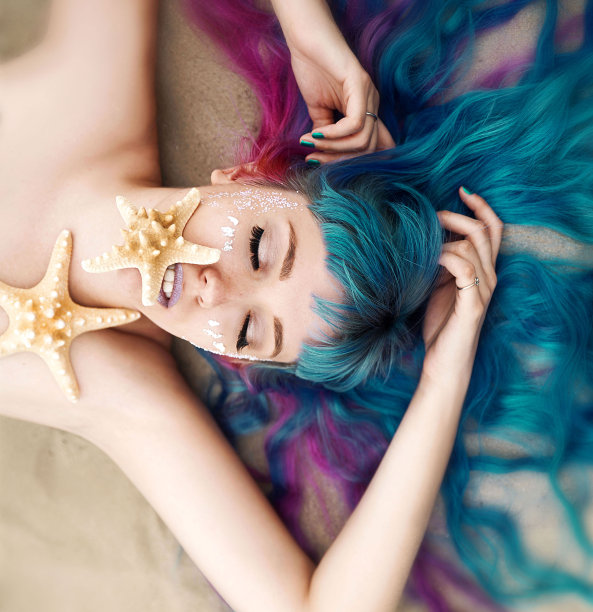 美人鱼在海滩图片下载