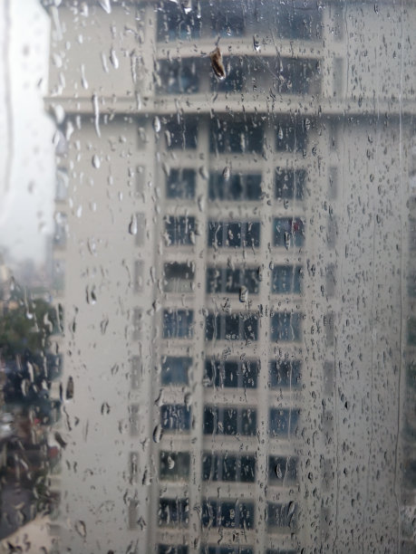 水自然滴在玻璃上，冬天凝结图片下载