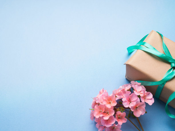 包裹好的礼物和鲜花平铺着图片下载