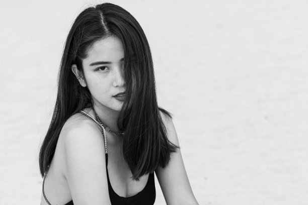 亚洲美丽的女人享受在海滩的背景。图片下载