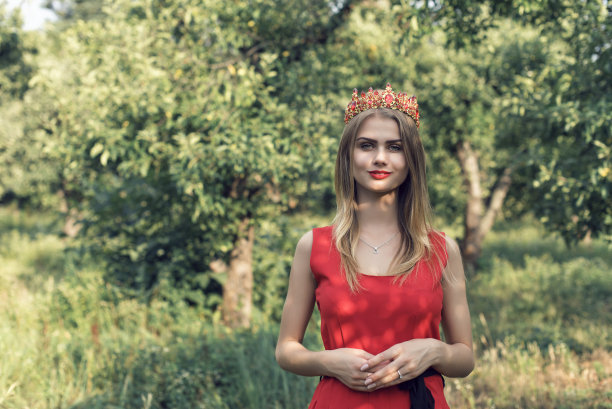 穿着亮红色裙子的金发女郎图片下载